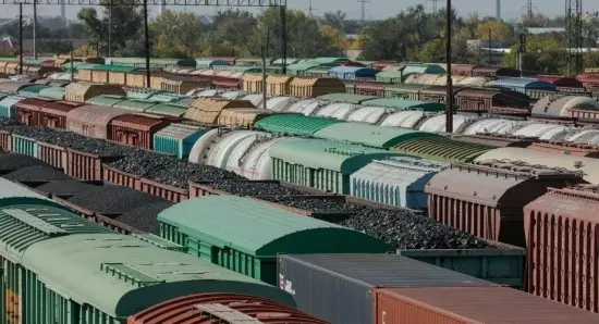 В Казахстане на границе с Китаем скопилось около 3 тысяч вагонов.