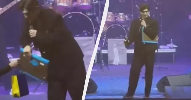 Российский певец опозорился в Казахстане из-за сине-желтых цветов.