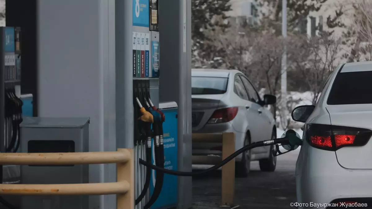 "Алға бір, артқа екі қадам": Сарапшы бензин бағасын тежеу шешімін түсіндірді