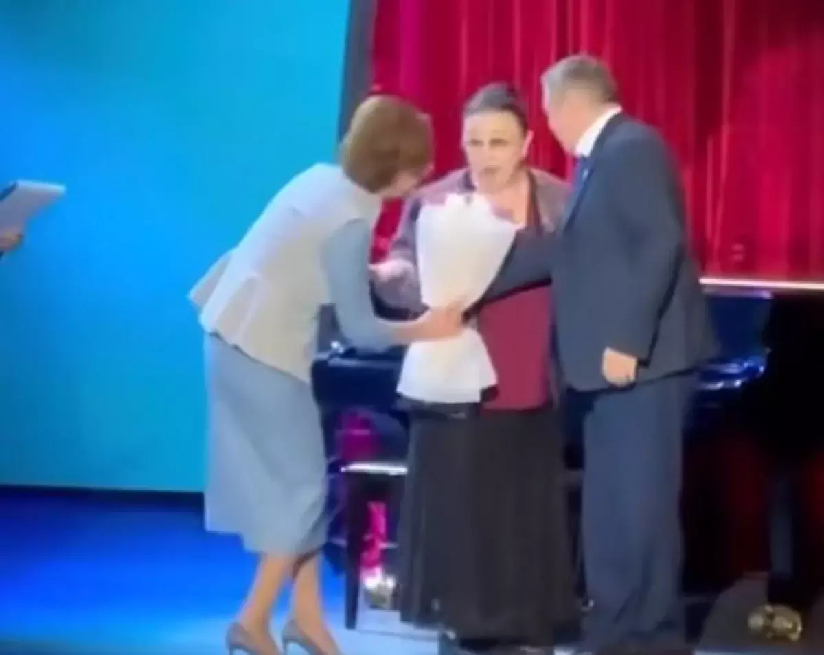 Меруерт Утекешева забыла взять цветы от Балаевой — видео обсуждают казахстанцы