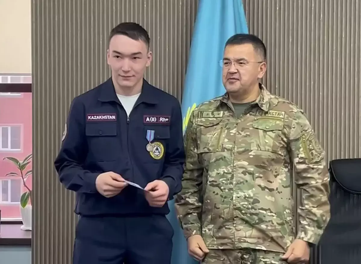 Отважные герои: отец и сын спасли детей из пожара