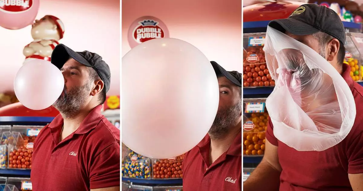  Америкалық ер адам 20 жыл бойы әлемдегі сағыз көпіршігін үрлеуден рекорд орнатып келеді 