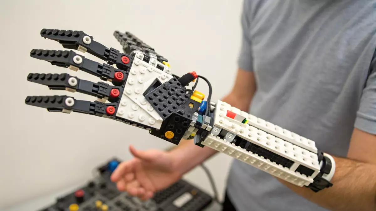 Британский школьник собрал роботизированную руку из конструктора Lego