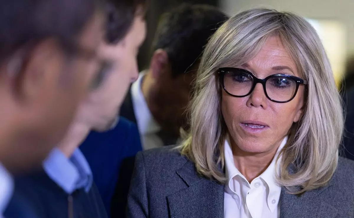 Десять человек предстали перед уголовным судом Парижа за кибертравлю Брижит Макрон