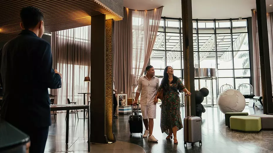 Гостиничная отрасль в смятении, поскольку приостановка работы правительства держит в напряжении миллионы работников.