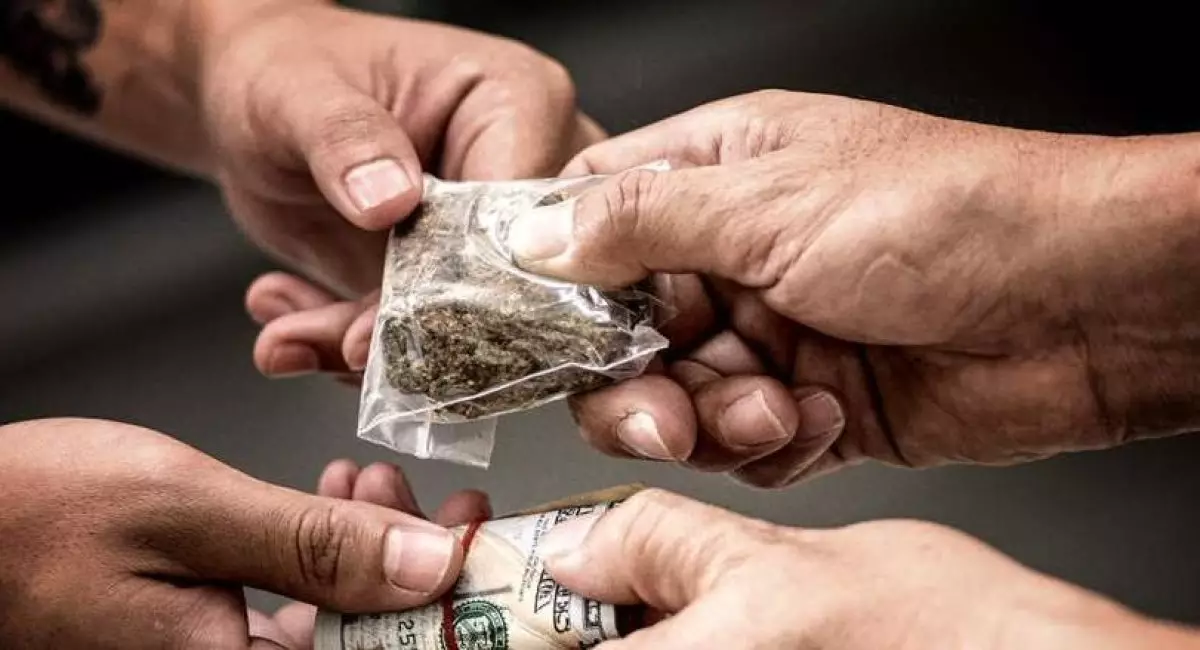 Ұлттық қауіпсіздік комитеті мен полиция қызметкері есірткі саудалаған