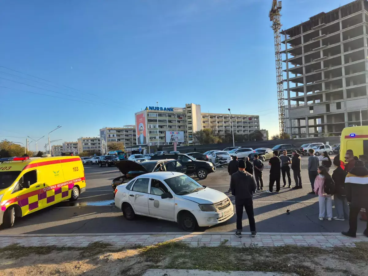 Несколько автомобилей столкнулись на кольцевой развязке в Актау - новости на Lada.kz 28.10.2025