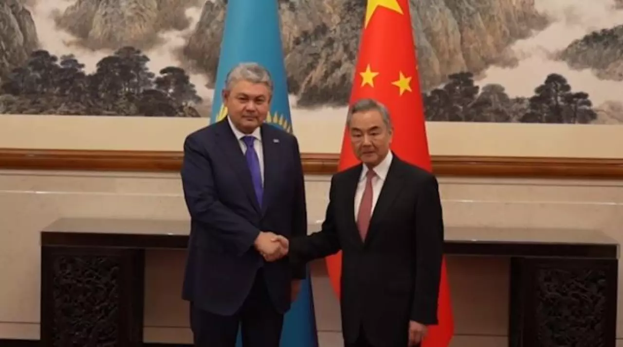 Встреча Ермека Кошербаева и Ван И состоялась в Пекине