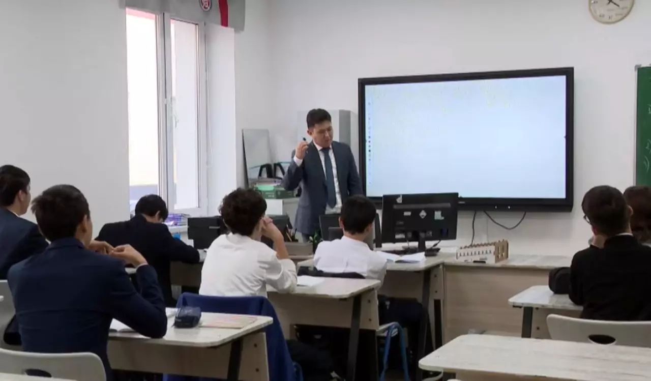 30 жастағы математика мұғалімі оқушылардың білім биігіне жол ашты