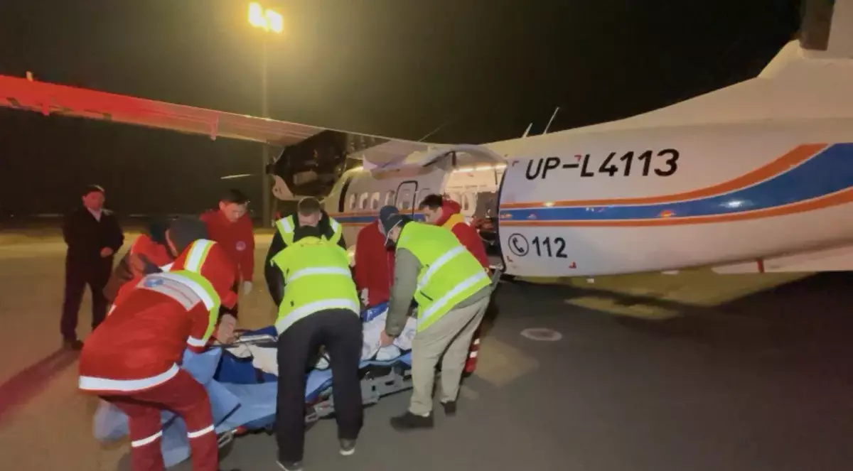 Ақтөбе облысындағы жол апаты: ауыр жараланған науқас Астанаға арнайы ұшақпен жеткізілді (ВИДЕО)