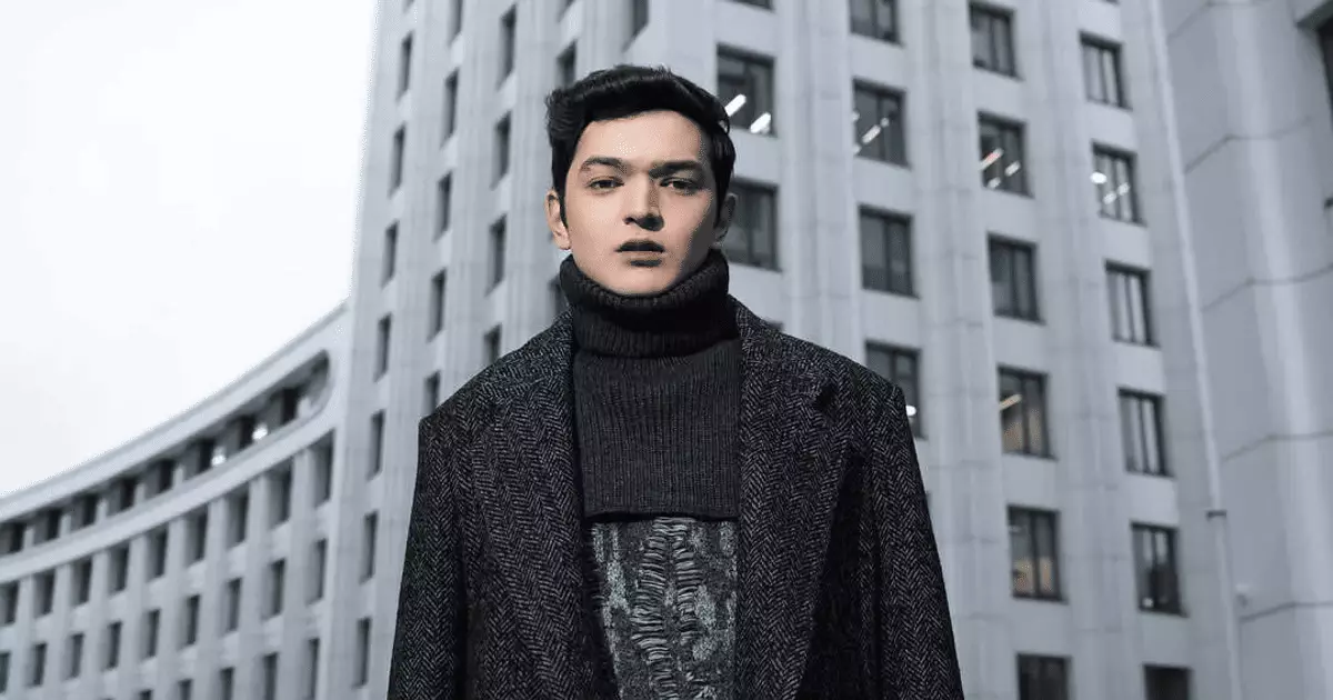 Российский певец в Казахстане поплатился за высмеивание сине-желтых цветов.