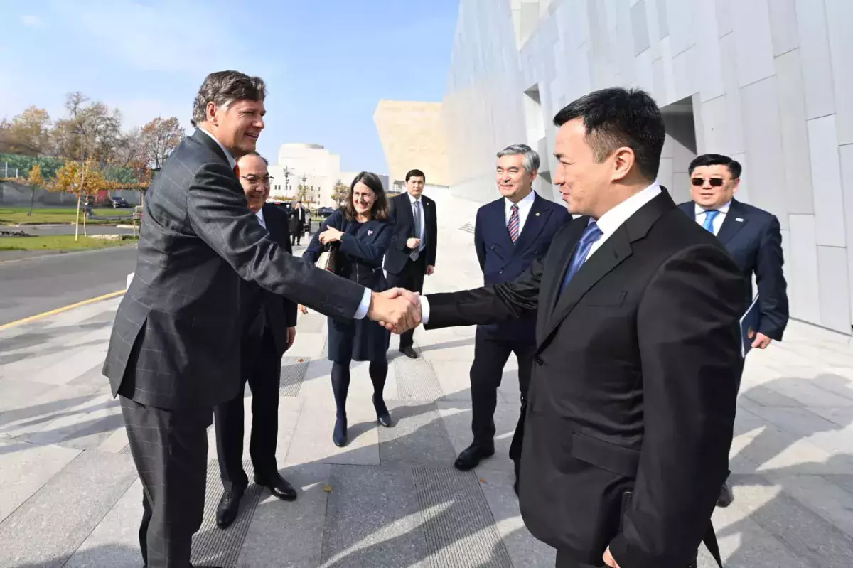 Спецпосланник США посетил Казахстан для переговоров по международным и региональным вопросам.