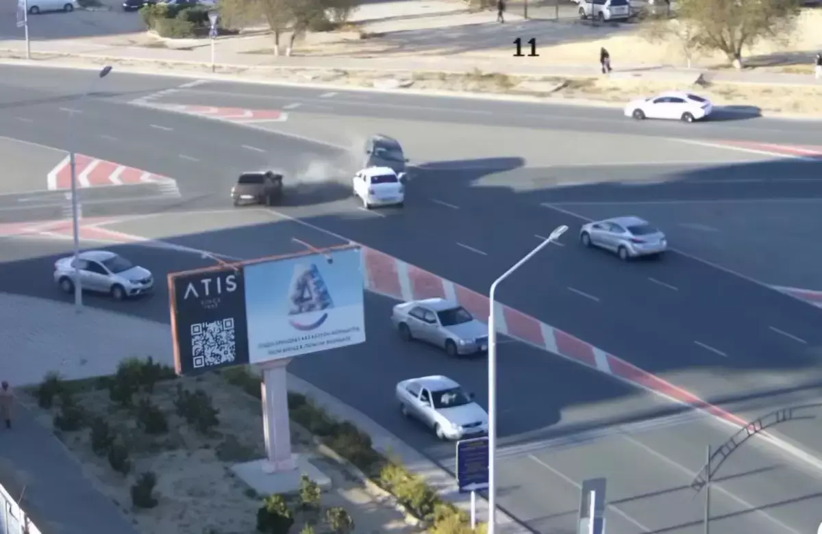 Видео столкновения четырех автомобилей на кольцевой развязке в Актау появилось в Сети - новости на Lada.kz 28.10.2025