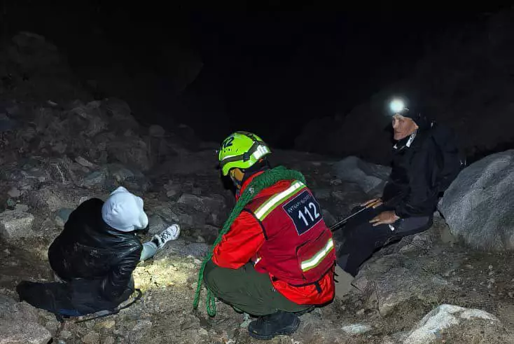 В горах Алматы спасатели вывели заблудившихся туристов с пика Башута