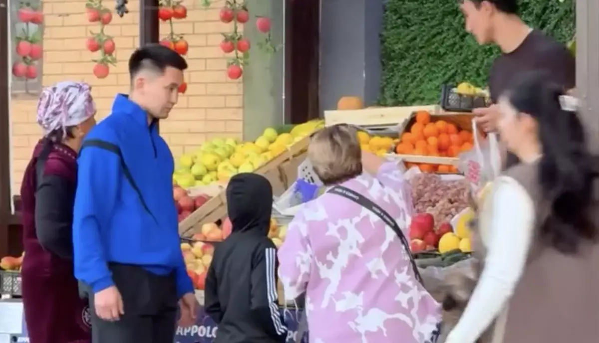 «Үш күн тамақ ішкен жоқпыз»: қарны аш балаға көмек көрсеткен әйел адам жұртты елжіретті (ВИДЕО)