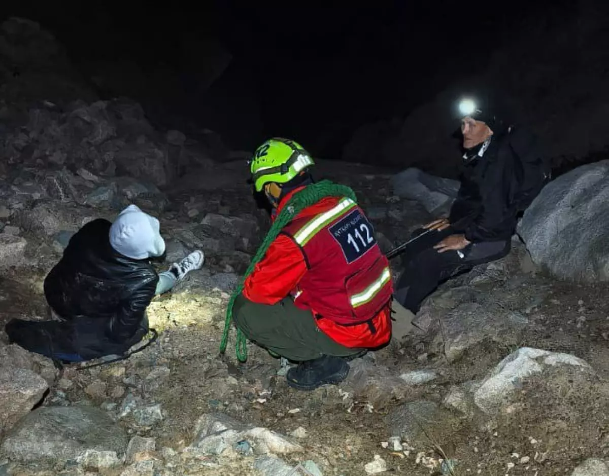 Группу туристов не могли найти из-за темной одежды в горах близ Алматы