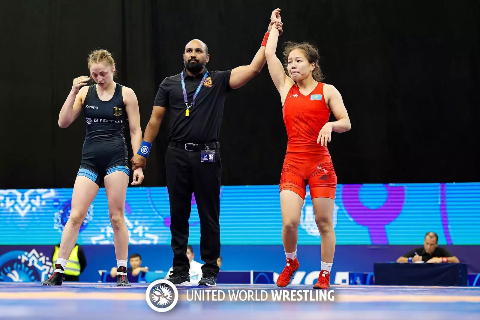 Түркістан облысының әкімі Әлем чемпионы атанған Шұғыла Өмірбекке көлік сыйлады