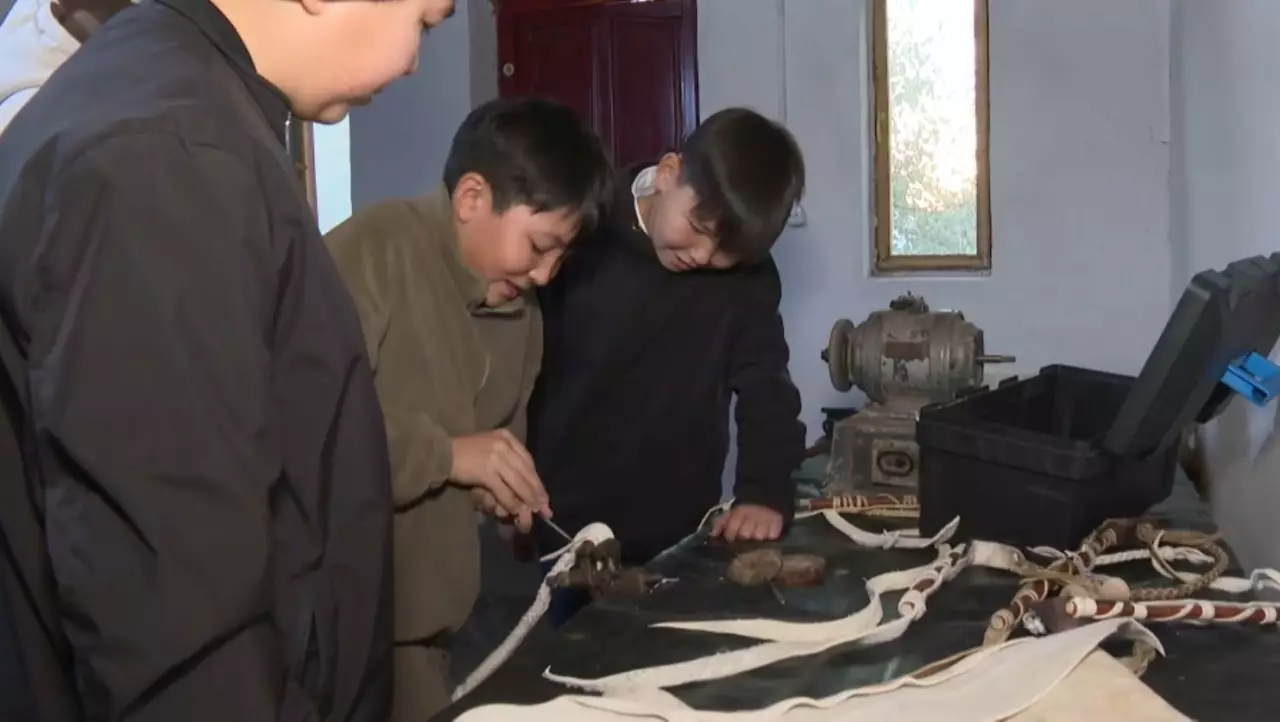 Жас шебер қамшының он бес түрін өреді