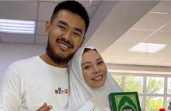 «Дуалап алды»: Абай Асылхан өзінен 8 жас үлкен әйелге үйленуге ата-анасы қарсы болғанын айтты