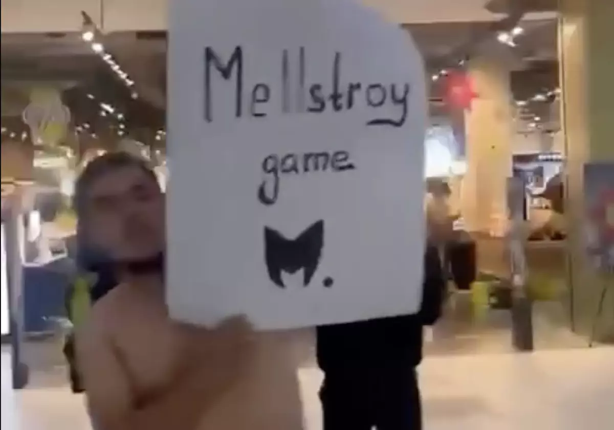 «Маған пәтер сыйлаңдар»: Елордада ұтысқа қатысқан ер адам іш киіммен сауда орталығында жүгірген (ВИДЕО)