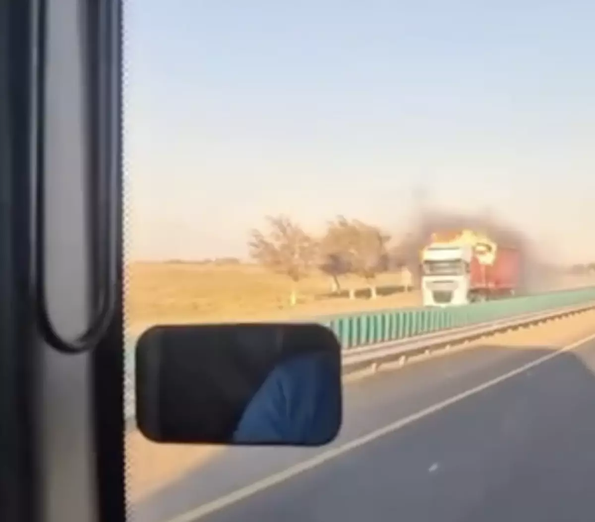 Шымкент–Түркістан трассасында фура отқа оранды