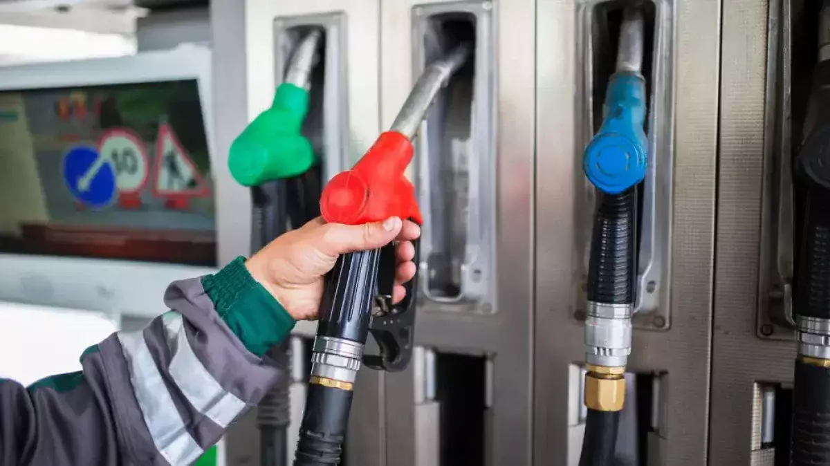 Бензин АИ-92 подешевел в России