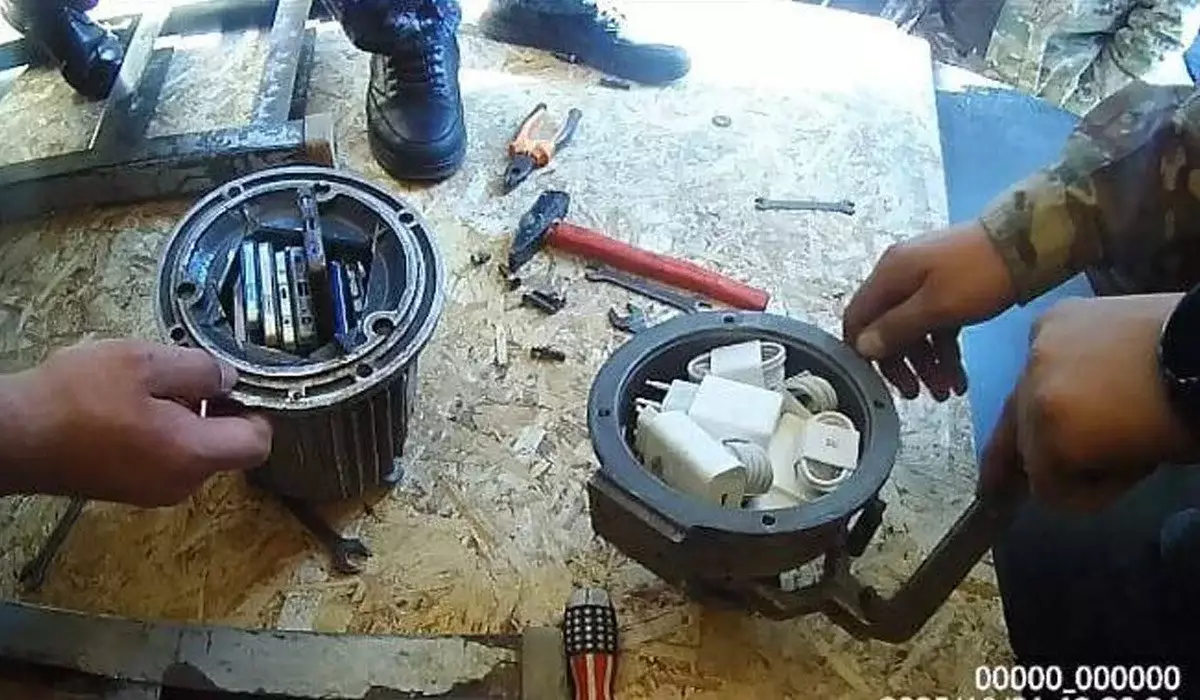 «Тігін машинасының ішіне тығып қойған»: Өскеменнің түрмесіне сегіз телефон алып кірмек болған ер адам ұсталды (ВИДЕО)