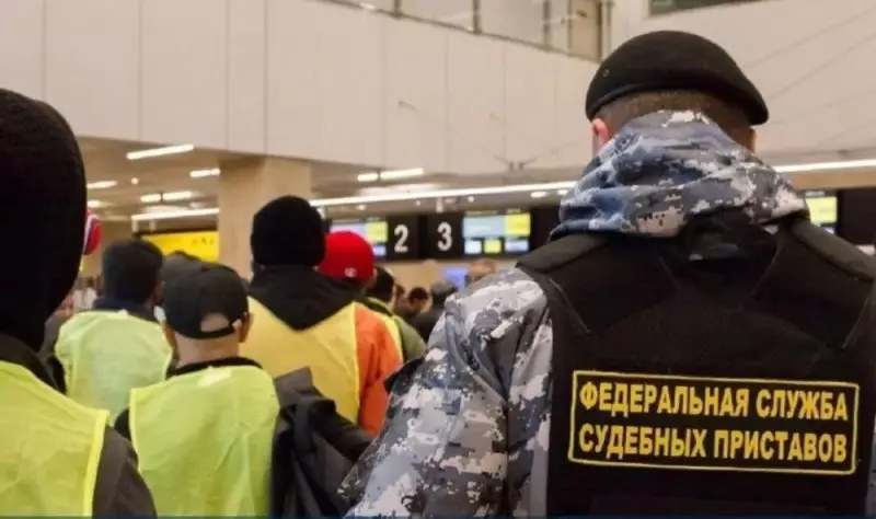 Казахстанцев под конвоем выдворили из России