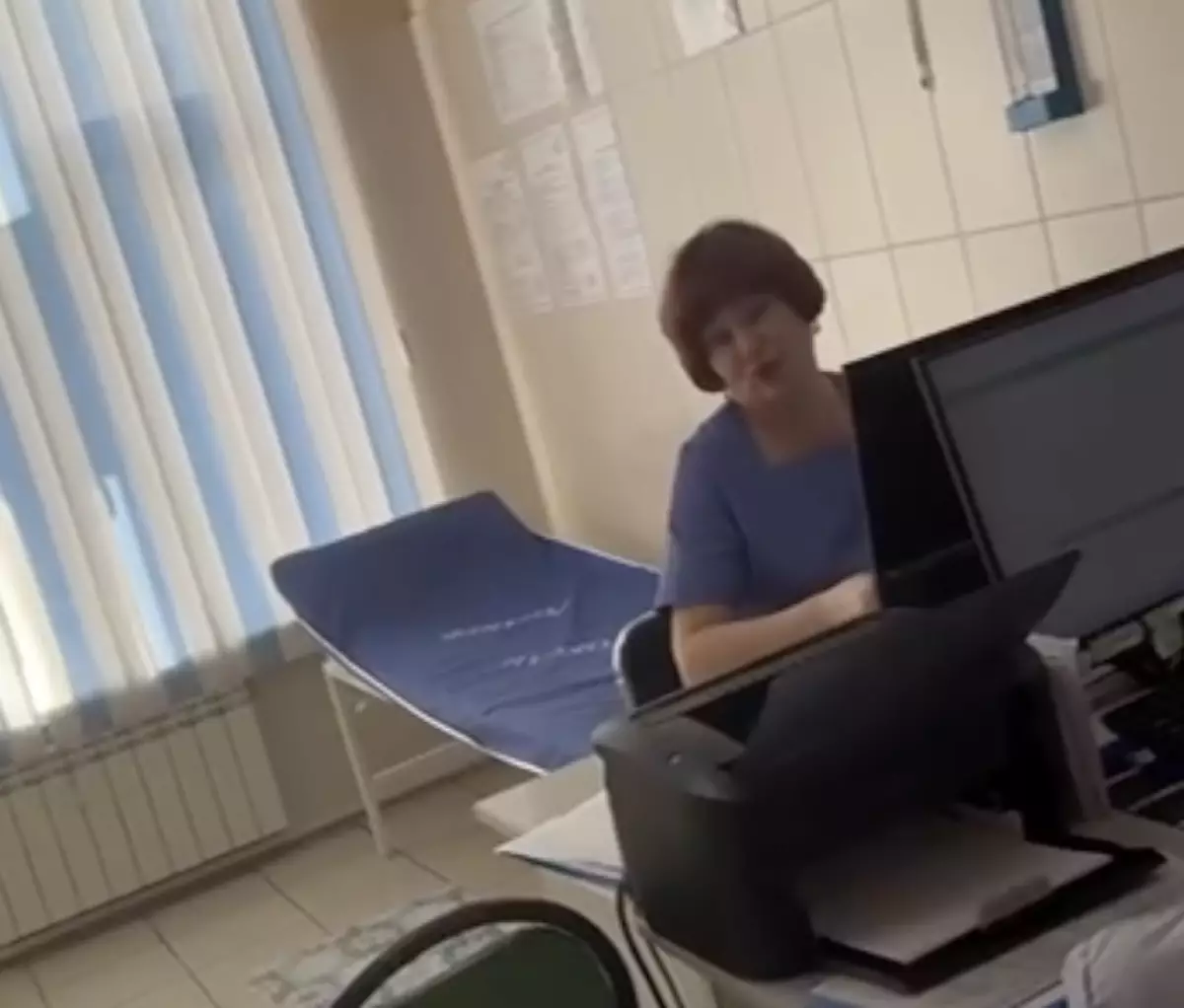 «Тегін болған соң бізге осылай қарайды»: Өскеменде жүкті әйелдер дәрігерге кіре алмай жүр