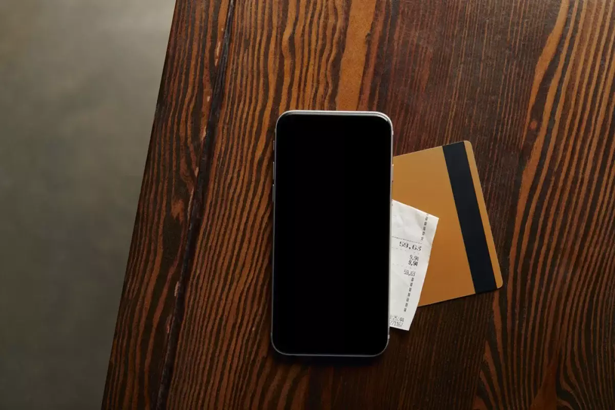 Мифы и реальность: что случится, если держать смартфон рядом с банковской картой