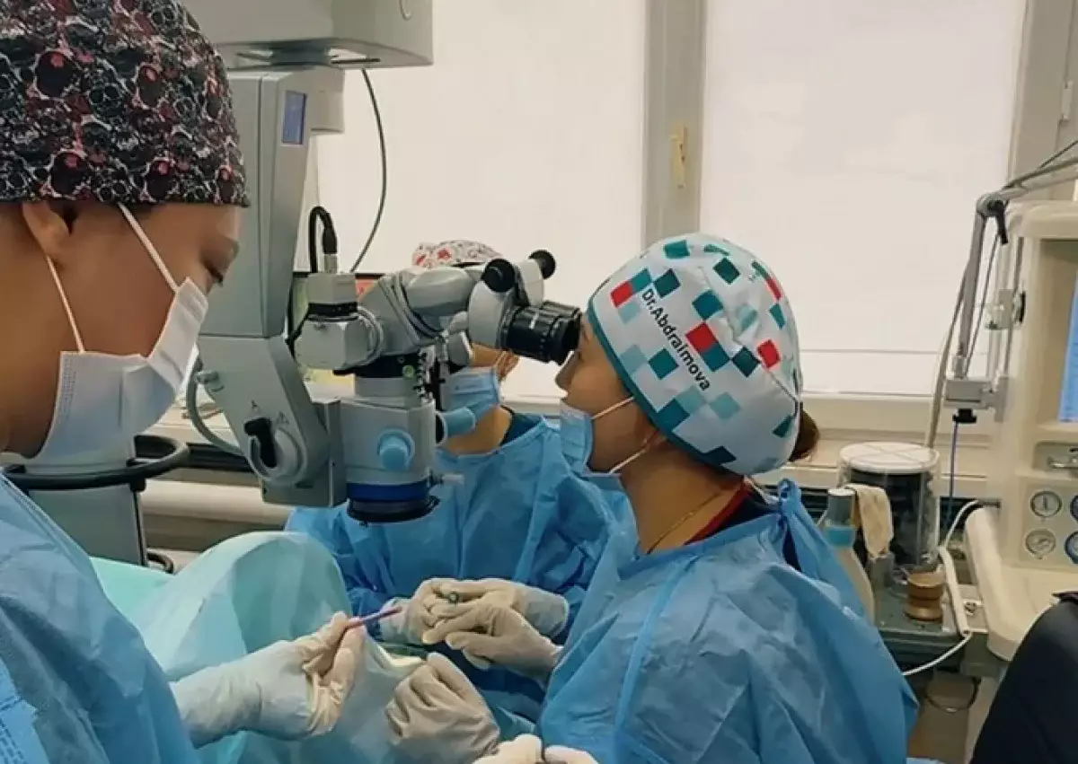 Офтальмологи ЦГКБ Алматы вернули зрение двум пациентам благодаря трансплантации роговицы