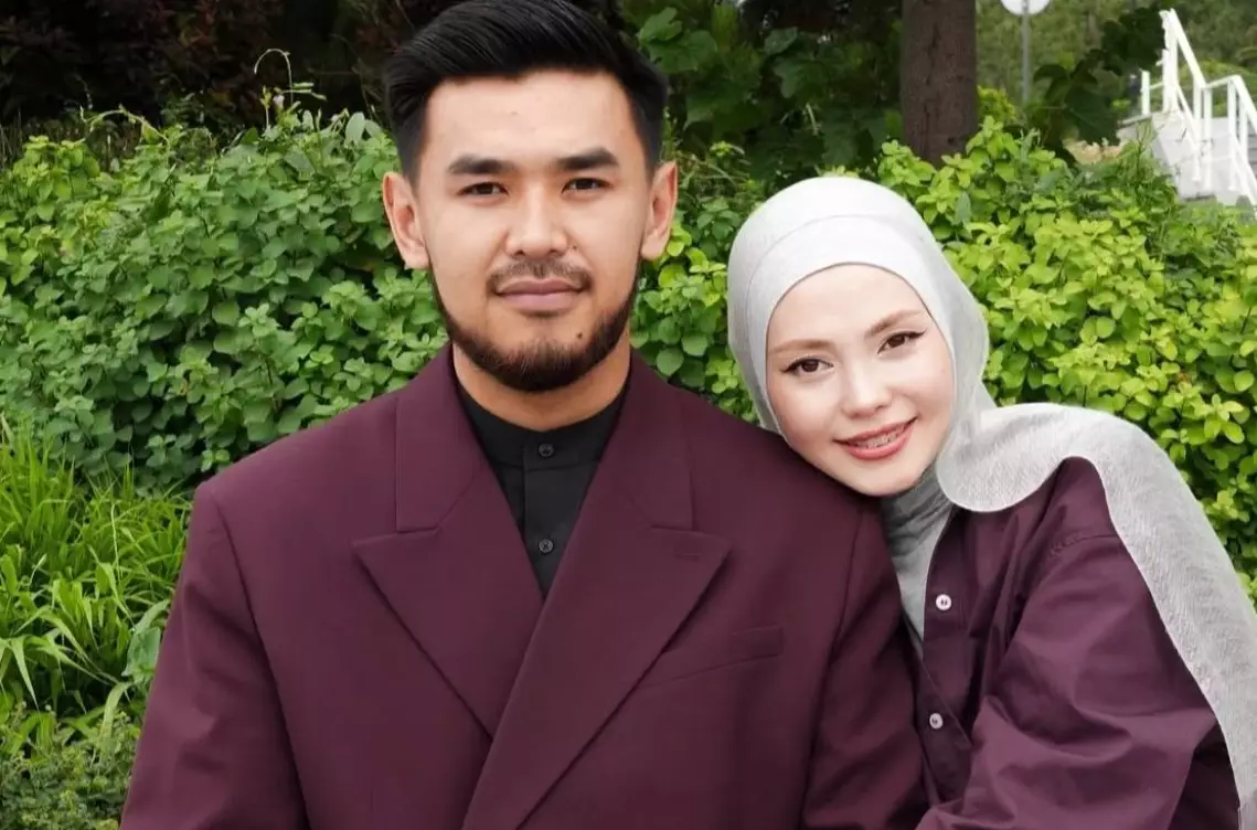 "Табалдырық көрген әйел": Абай Асылхан өзінен 8 жас үлкен екі баласы бар әйелге қалай үйленгенін айтып берді