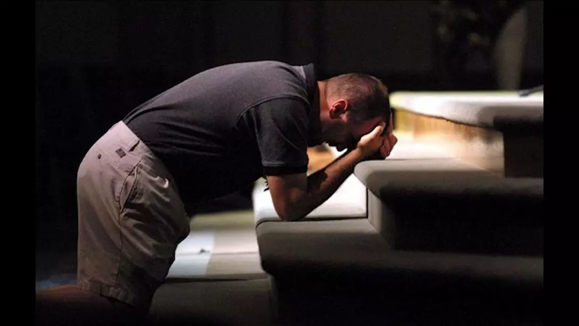 Сегіз еркекпен көзіне шөп салған әйеліне жалынып видео жариялаған еркек интернеттің жұлдызына айналды