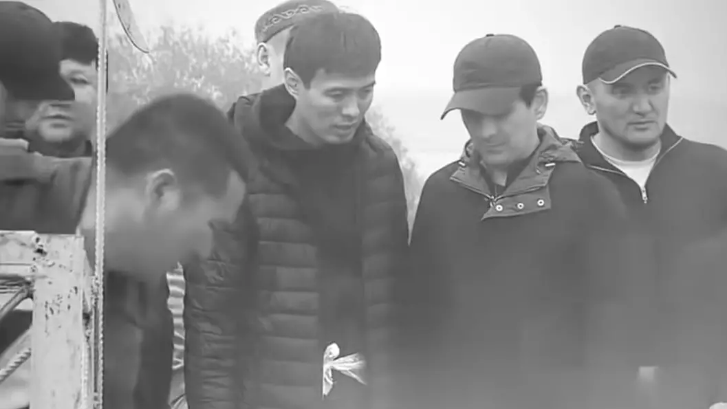 Әнші Ердос Қанаевтың әкесін жерлеп жатқан видеосы жұрттың жағасын ұстатты