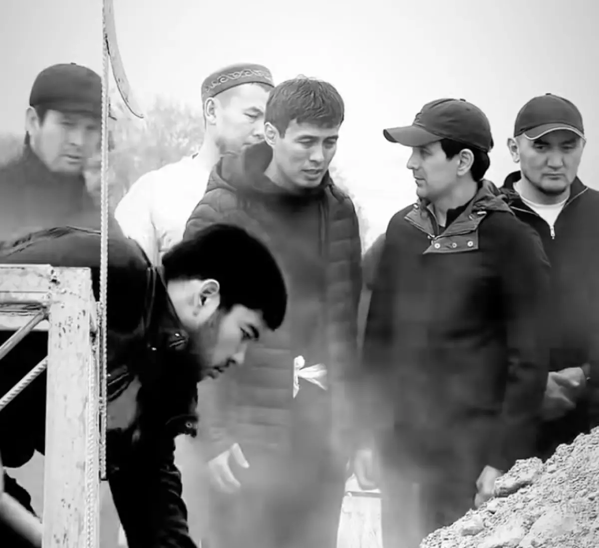 &#171;Осы да жарнама ма&#187;: Әкесіне топырақ салған Ердос Қанаевтың әрекеті жұртқа жақпай қалды