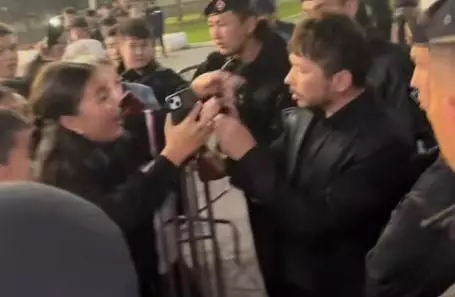 «Неге сонша жабайылық танытамыз»: желіде Ғазизхан Шекербековтің көзілдірігін алып алған видео тарады