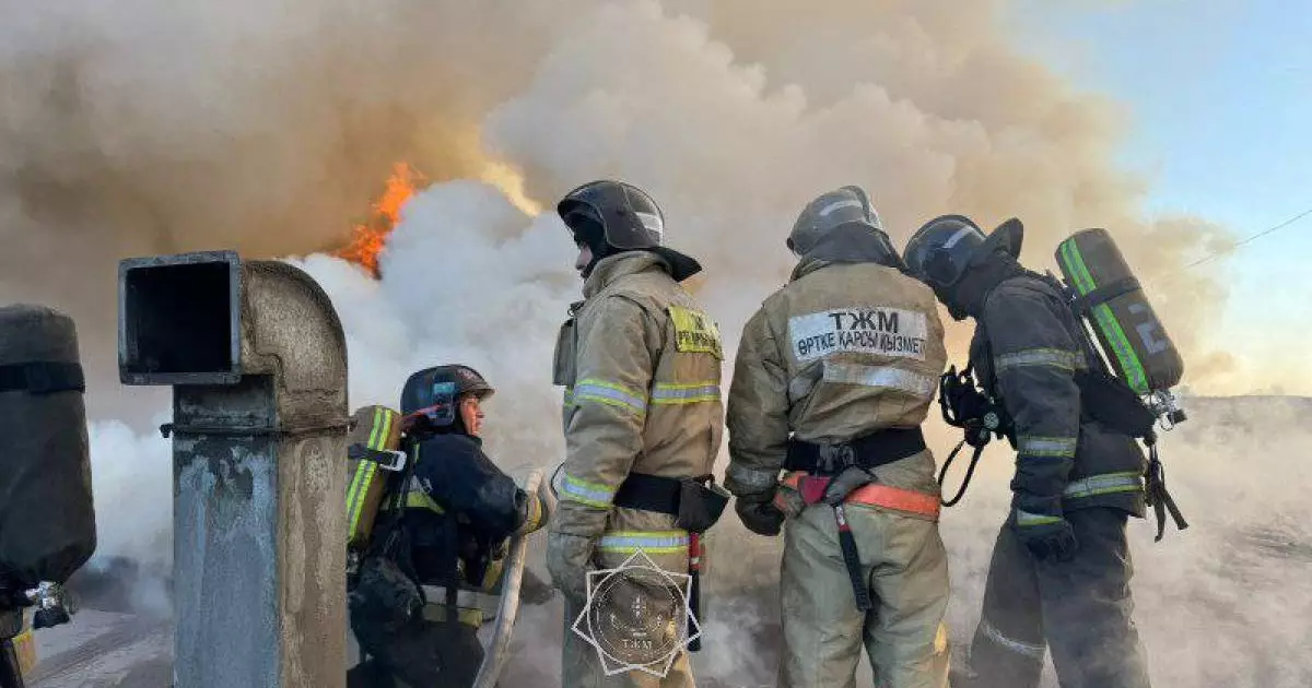  Сәтбаев қаласында 10 адам өртенген пәтерде қалып қоя жаздаған 