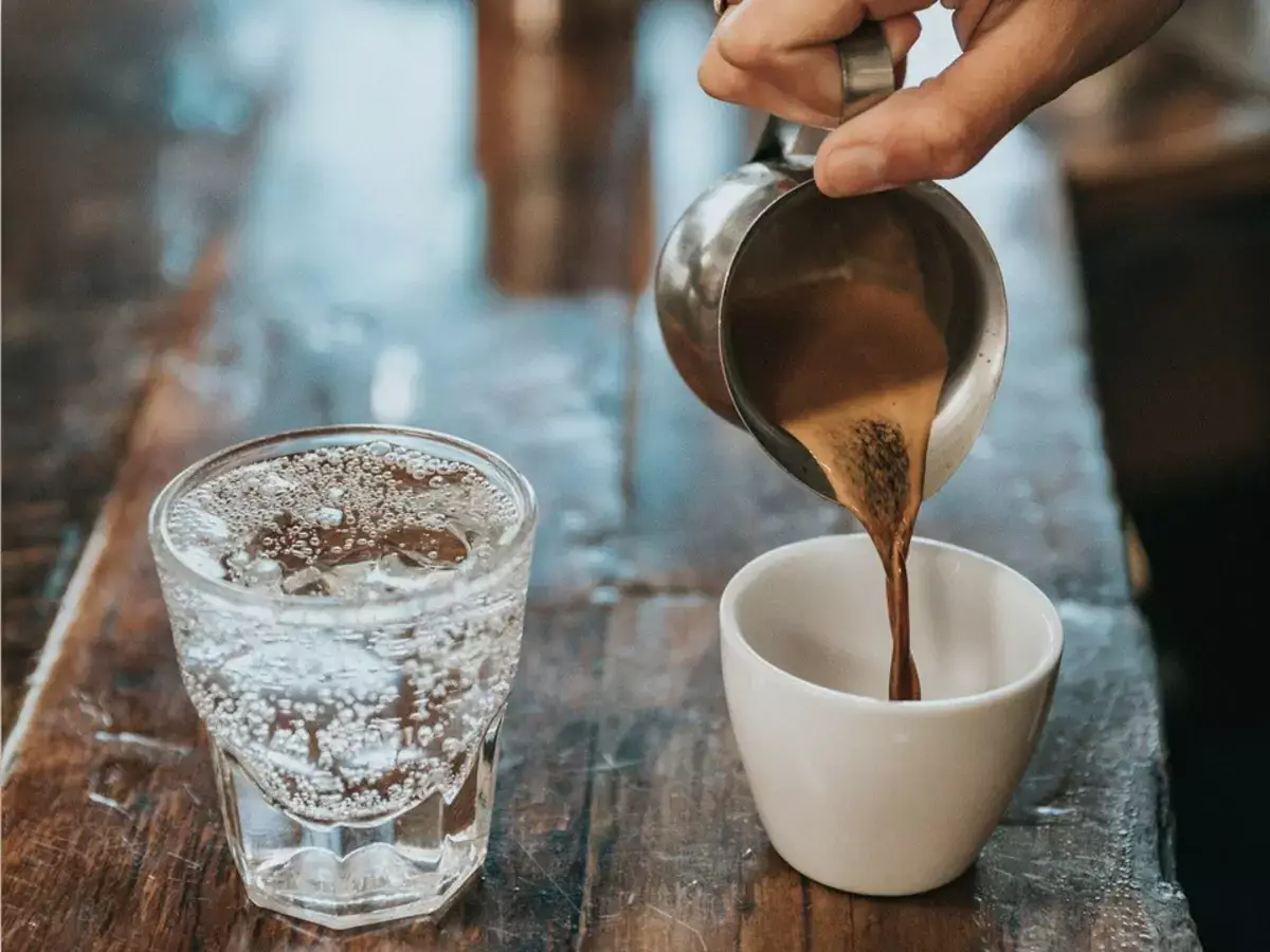 Зачем кофе нужно запивать холодной водой - новости на Lada.kz 29.10.2025