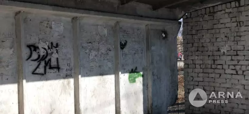 "Позорище" – вид автобусной остановки возле школы возмутил семейчанку