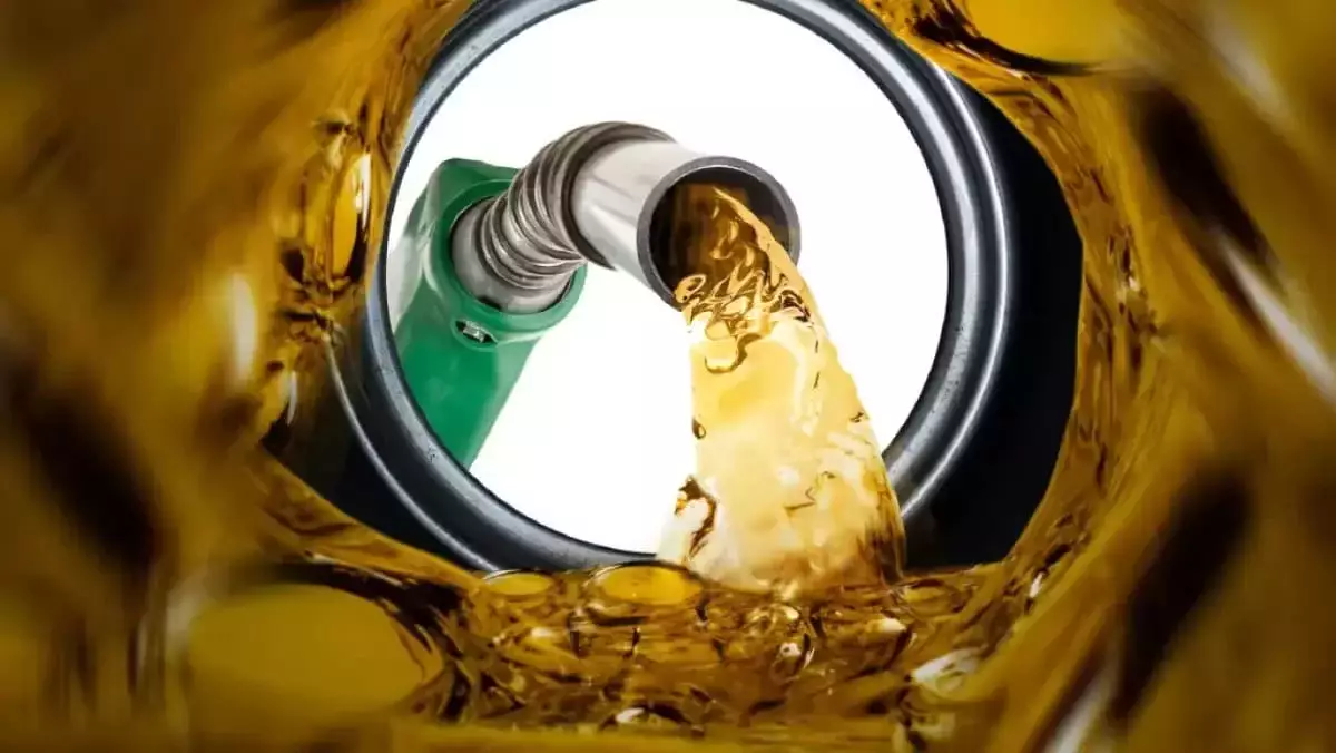 Казахстан начнет ввозить топливо из России без пошлин: как изменятся цены на АЗС