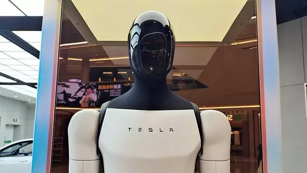 Робот от Tesla стал умнее и обрёл человеческие навыки