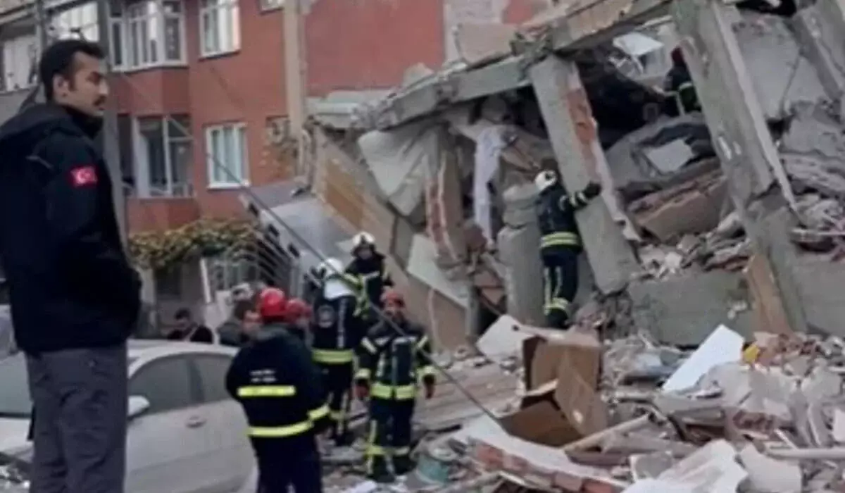 В пригороде Стамбула обрушился жилой дом: под завалами могут быть люди