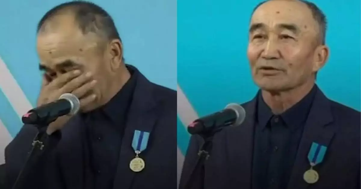  20 жыл көше сыпырған ер азамат Тоқаевтан марапат алып, көзіне жас алды (ВИДЕО) 