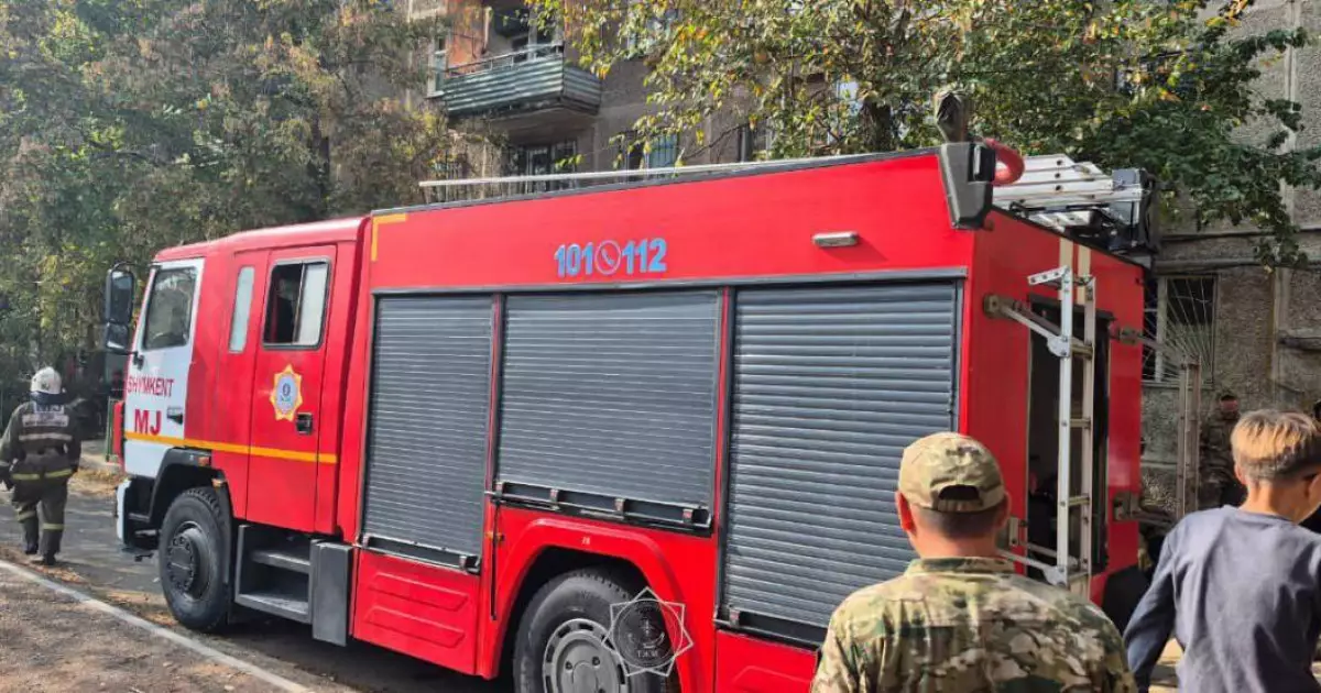 Шымкентте көпқабатты үй өртеніп, 15 адам көшірілді (ВИДЕО) 