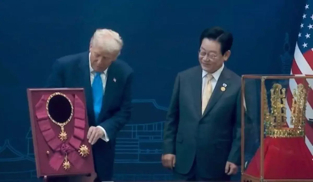 Золотую корону подарил Трампу президент Южной Кореи (ВИДЕО)