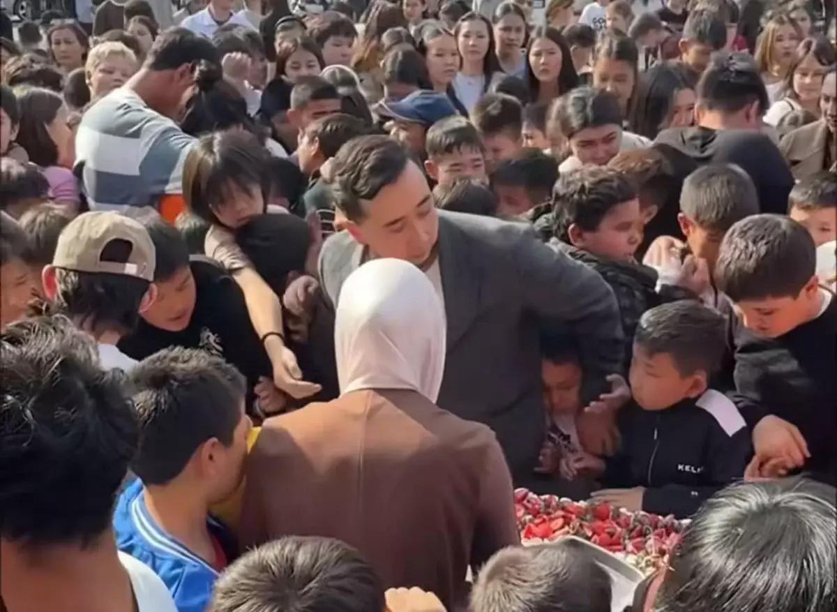 В Алатау устроили давку из-за бесплатной еды