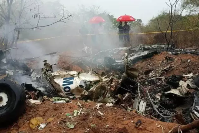 11 адам қаза тапты: Шетелдік туристер отырған ұшақ апатқа ұшырады