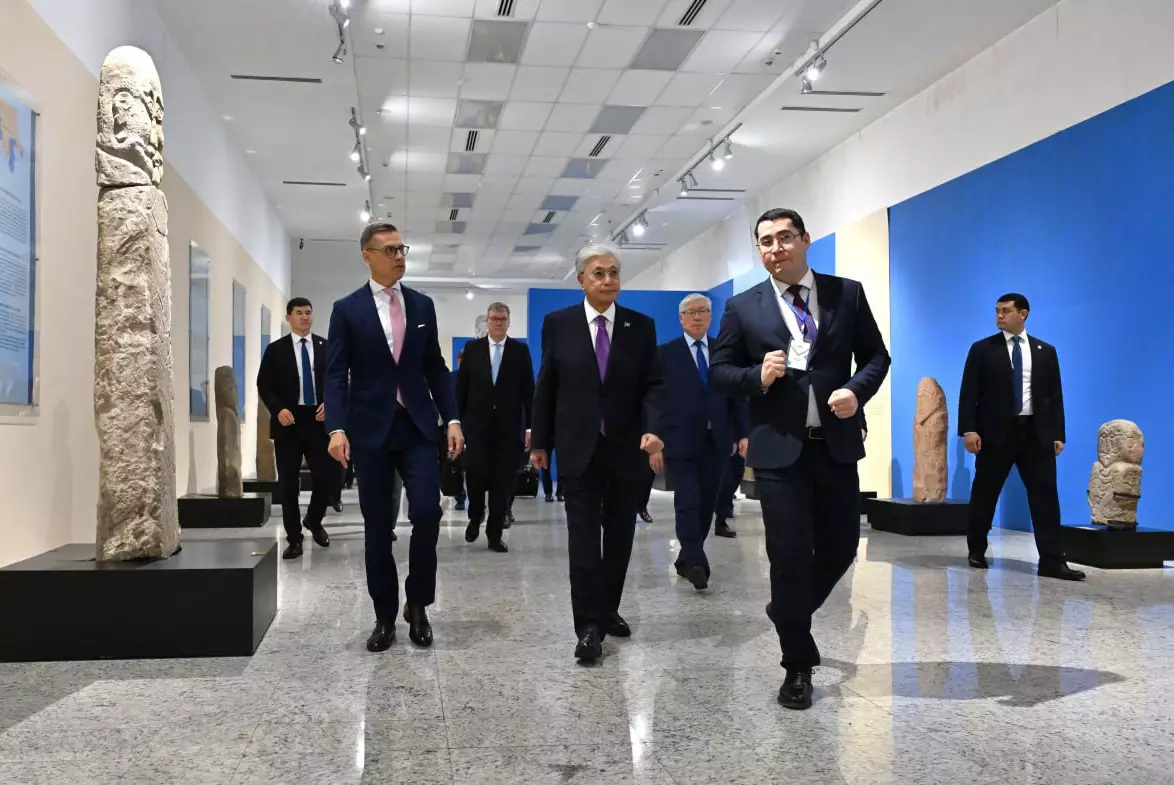 Токаев и Стубб ознакомились с уникальными экспонатами древнетюркской цивилизации