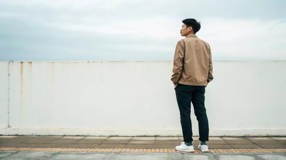 Алматинец ростом 2 метра показал, каково быть высоким