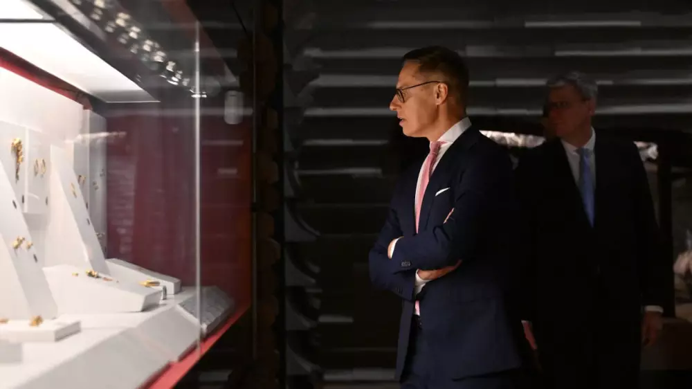 Президенту Финляндии показали редкие экспонаты в Астане